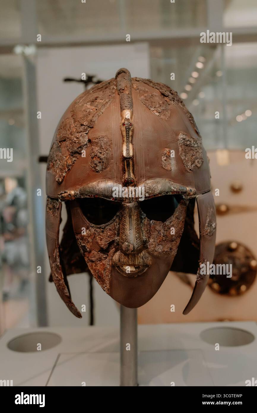 Le casque Sutton Hoo est un trésor anglo-saxon du VIIe siècle, richement décoré et faisant partie d'une sépulture royale, révélant l'artisanat médiéval. Banque D'Images