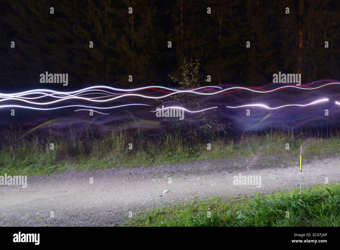 2025 coureurs UTMB à notre-Dame de la gorge, les Contamines-Montjoie, France. Problèmes météorologiques pour toutes les remorques en début de nuit. Crédit : Pierre Galan/Alamy Live News Banque D'Images
