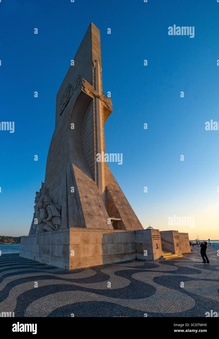 Monument de Padrão dos Descobrimentos sur le bord de la rivière Tage, quartier de Belém, Lisbonne, Portugal avec un pont suspendu rouge emblématique en toile de fond Banque D'Images