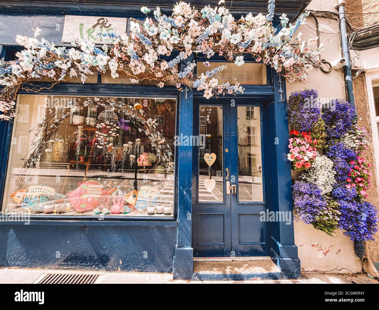 Kilkenny Irlande, juillet 2023 vitrine bleue avec une porte bleue et une fenêtre avec un coeur dessus. La devanture est décorée de fleurs et a un bleu Banque D'Images