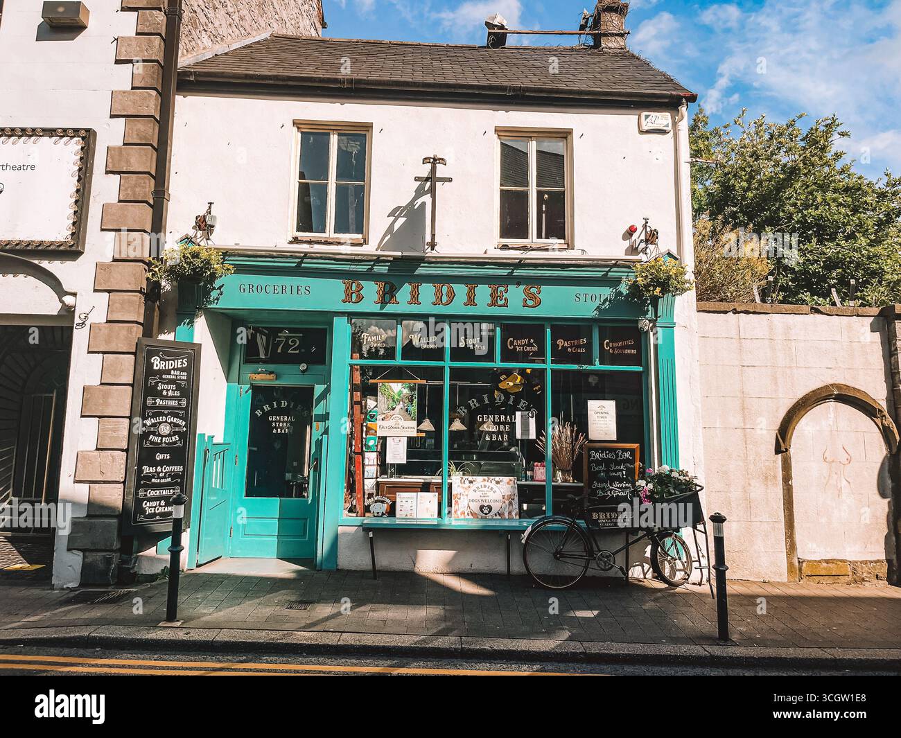 Kilkenny Irlande, juillet 2023 vitrine bleue avec une pancarte portant la mention « Hinds ». Le magasin est ouvert et dispose d'un vélo à l'extérieur Banque D'Images