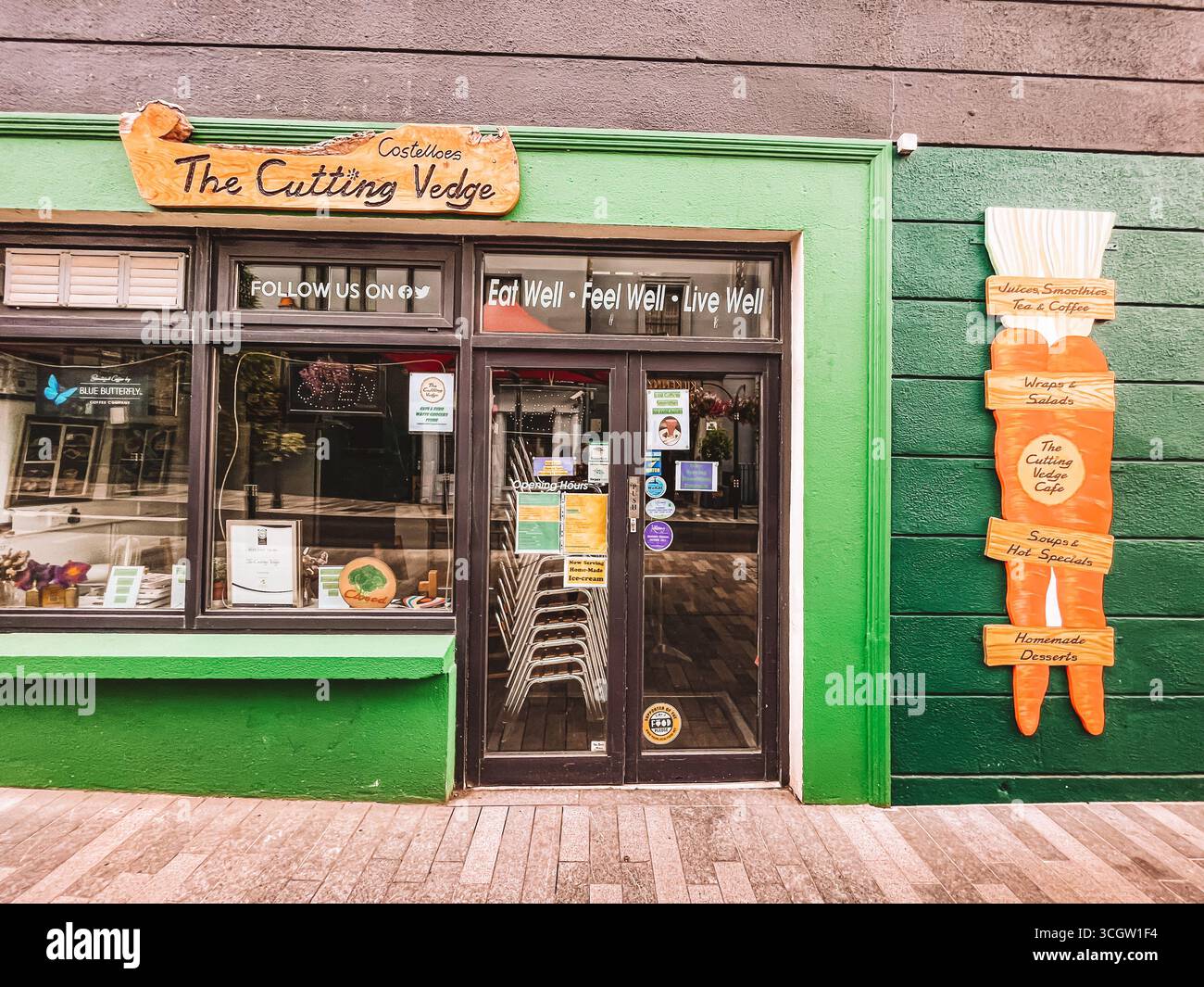 Kilkenny Irlande, juillet 2023 The Cutting Edge est un magasin vert avec un panneau sur le devant. Le magasin est ouvert et a beaucoup de chaises à l'extérieur Banque D'Images