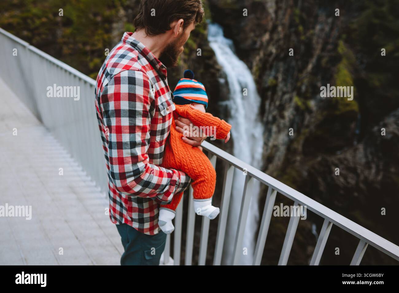 Vacances en famille voyage en Norvège papa et bébé randonnée ensemble, visite touristique cascade monument naturel sur le pont Gorsa, excursion d'été active o Banque D'Images