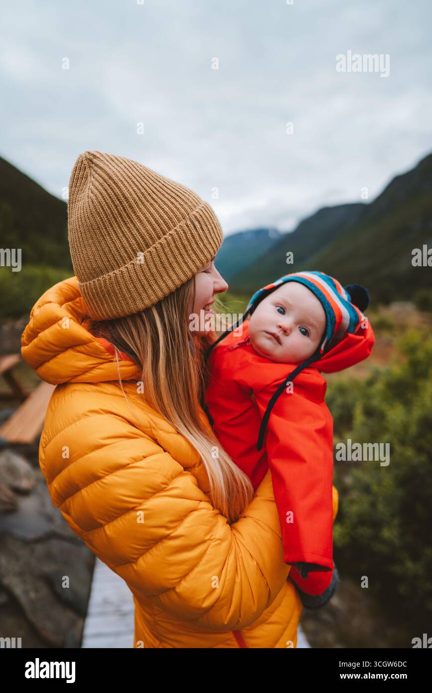 Maman marchant avec bébé dans les montagnes d'automne voyage de famille en Norvège mère et enfant bébé randonnée ensemble en plein air, femme parent avec enfant en vacances Banque D'Images