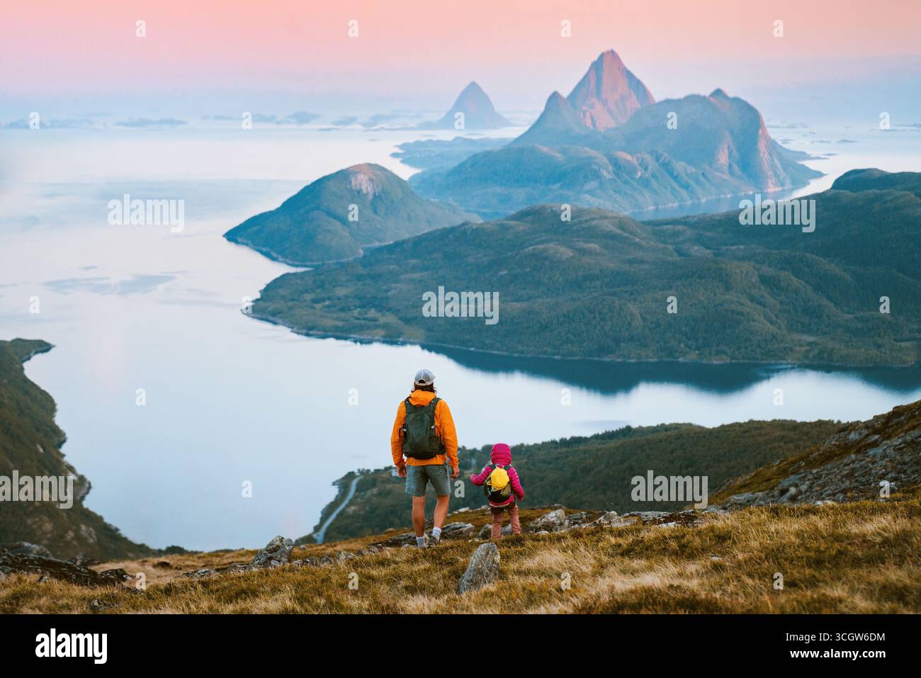 Randonnée en famille en Norvège aventures de voyage en plein air - père et enfant grimpant les montagnes ensemble vacances actives en plein air avec sac à dos papa et enfant e Banque D'Images