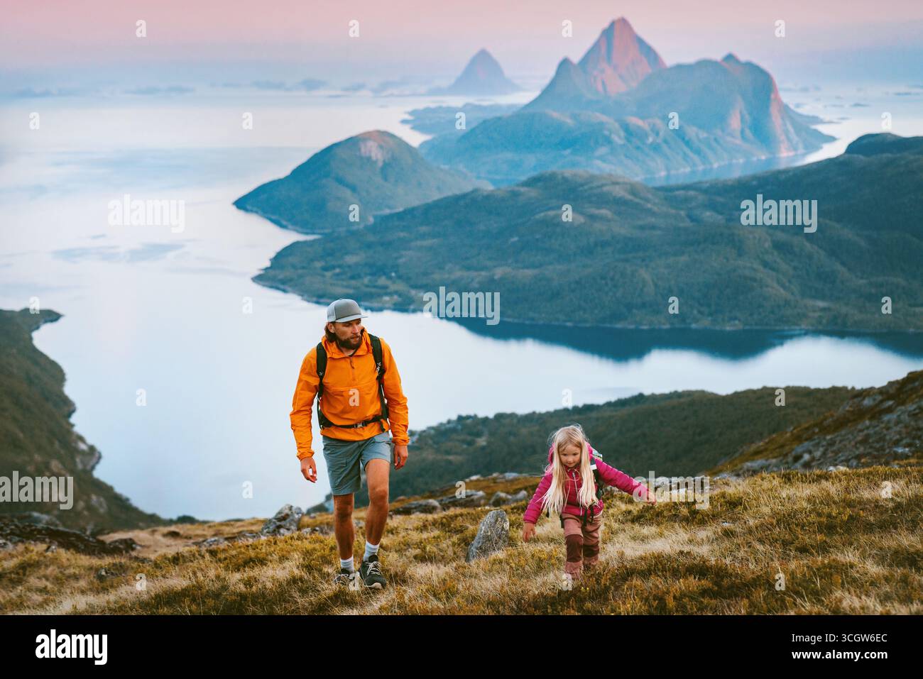 Famille voyage père et fille randonnée dans les montagnes vacances actives en Norvège aventures ensemble, mode de vie sain tour père en plein air trekking w Banque D'Images
