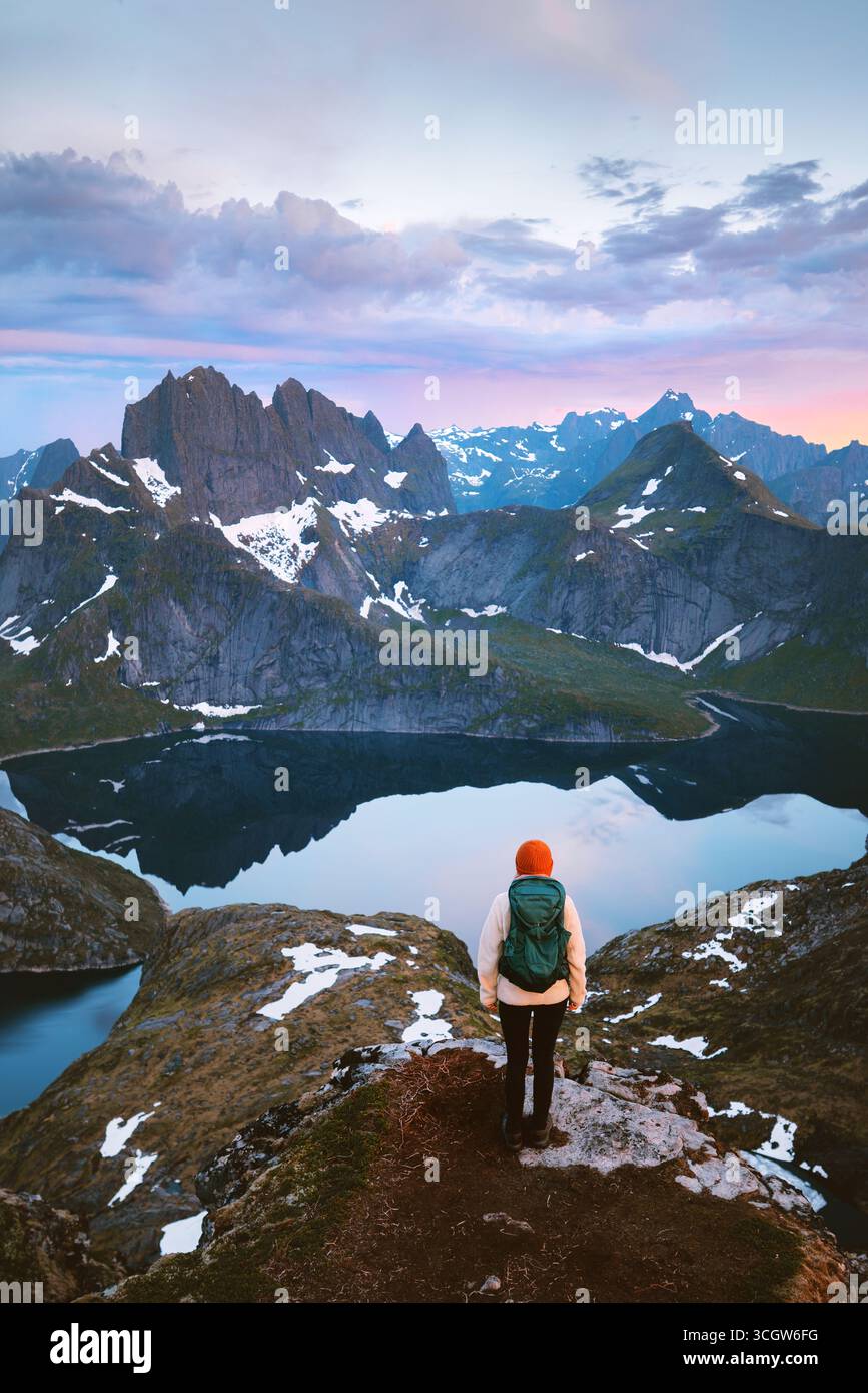 Femme Backpacker randonnée en Norvège voyage seul dans les îles Lofoten style de vie actif voyage aventure vacances voyage en plein air, touriste sur la falaise profiter Banque D'Images