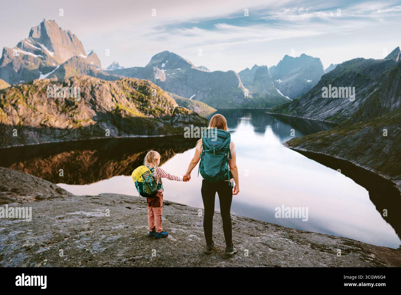 Aventures familiales maman et fille randonnée en Norvège - escalade dans les montagnes ensemble Explorer les îles Lofoten pendant les vacances d'été liant voyage de camping, Banque D'Images