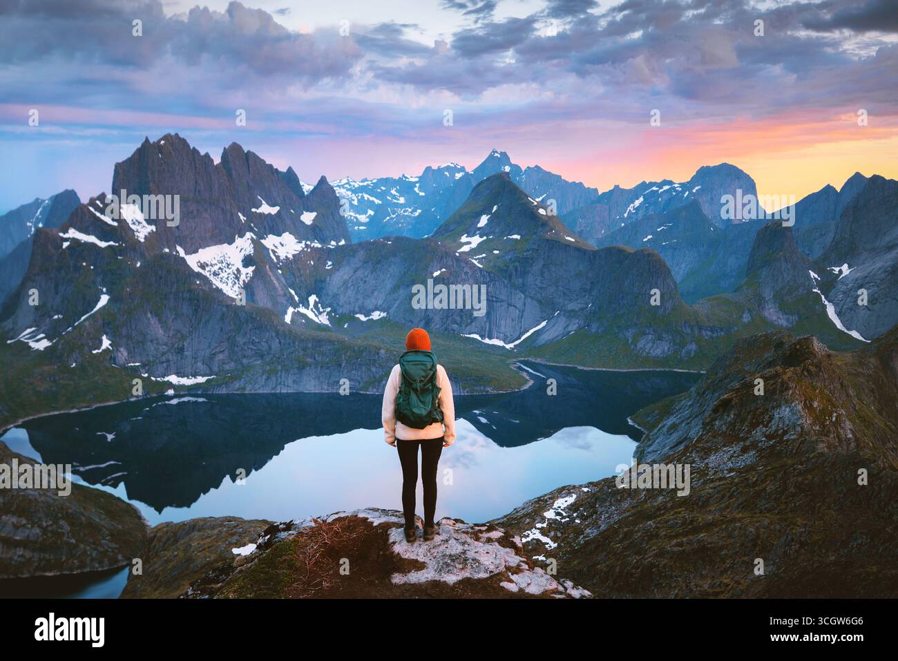 Aventures de randonnée en Norvège femme voyageant en solo en plein air, randonneur appréciant les montagnes et le coucher du soleil sur le lac dans les îles Lofoten vacances d'automne actives GE Banque D'Images