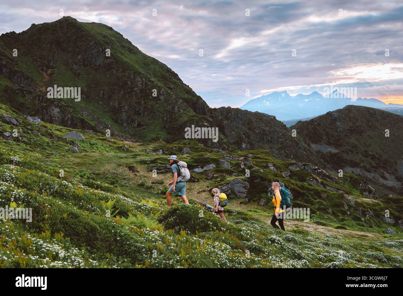 Randonnée en famille dans les montagnes parents et enfant avec voyage en sac à dos dans les îles Lofoten excursion d'été style de vie sain actif en Norvège vacances d'aventure Banque D'Images