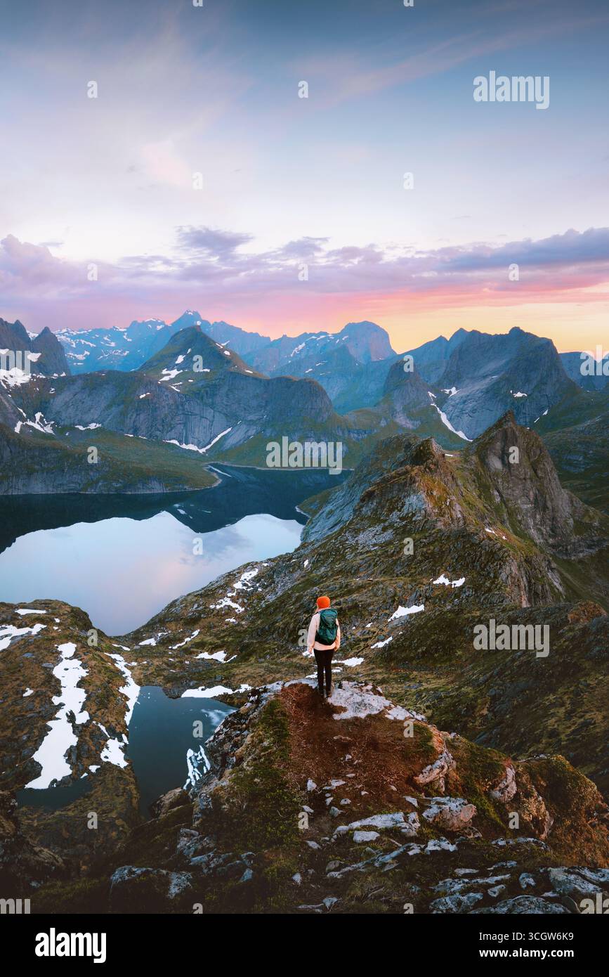 Voyage en solo en Norvège - randonnée touristique dans les îles Lofoten Sunset Mountains plein air aventure active vacances d'été, voyageur debout sur une falaise Banque D'Images
