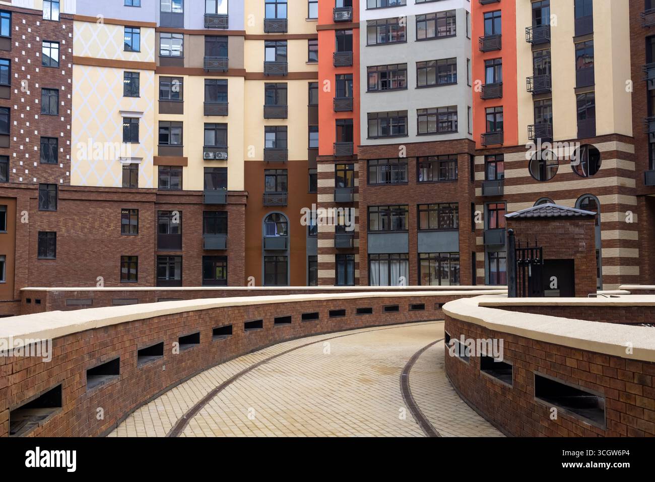 cour à plusieurs niveaux d'un immeuble d'appartements moderne Banque D'Images