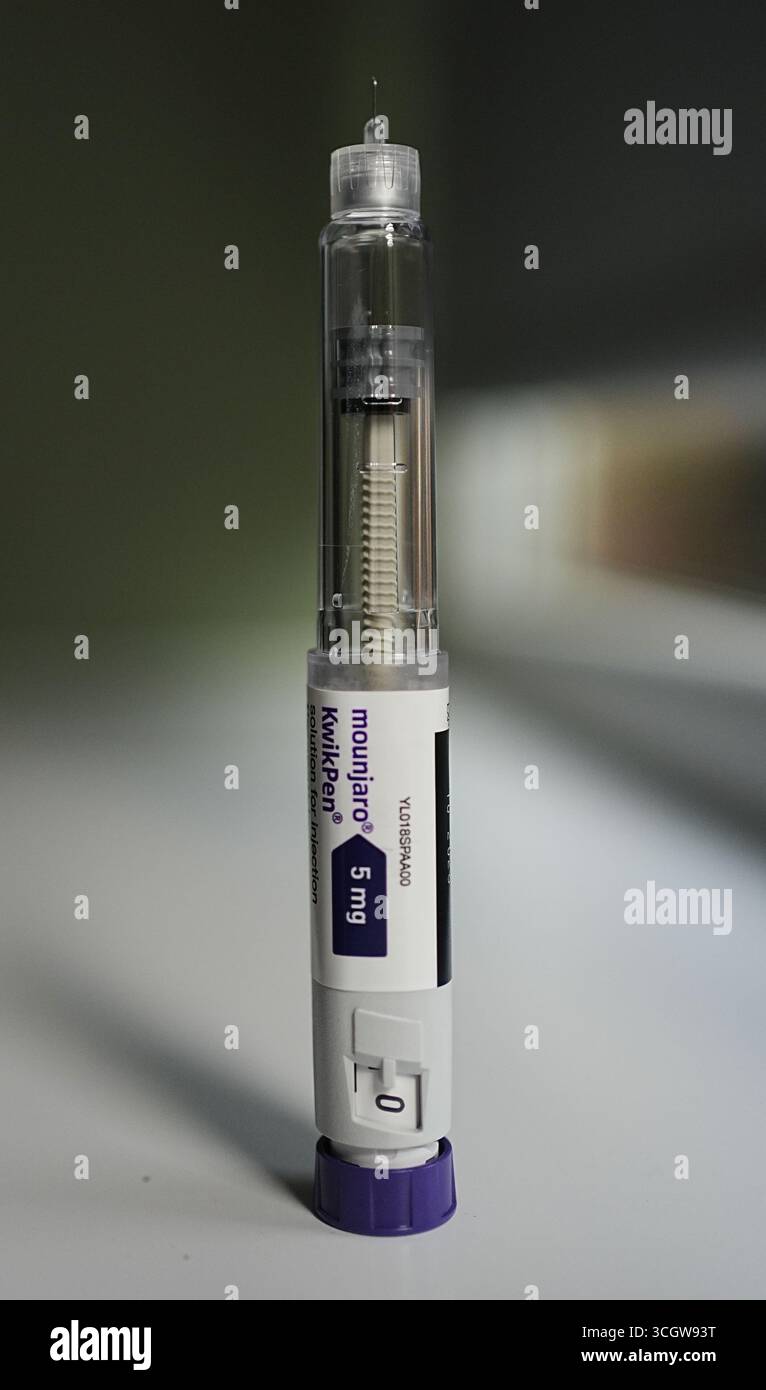 SOUS EMBARGO AU 0830 DIMANCHE AOÛT 31 photo du dossier datée du 28/06/25 d'une injection Mounjaro KwikPen de 5 mg. Les médicaments de perte de poids et de diabète de type 2 semaglutide et tirzepatide - vendus sous les noms de marque Ozempic, Wegovy et Mounjaro - pourraient réduire le risque de patients avec un type d'insuffisance cardiaque se retrouver à l'hôpital, une étude a révélé. Date d'émission : dimanche 31 août 2025. Banque D'Images