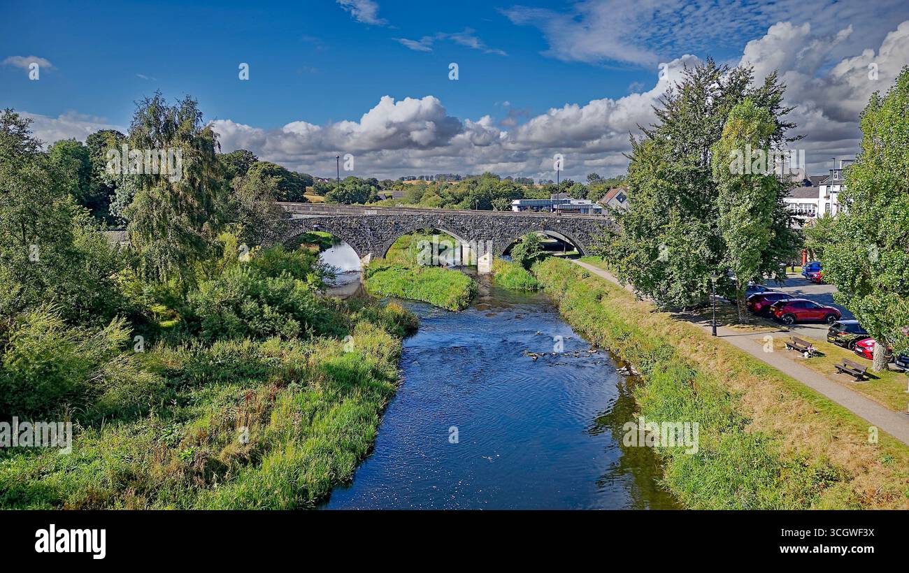 Ellon Aberdeenshire Écosse la promenade de la rivière et vue sur le vieux pont sur la rivière Ythan Banque D'Images