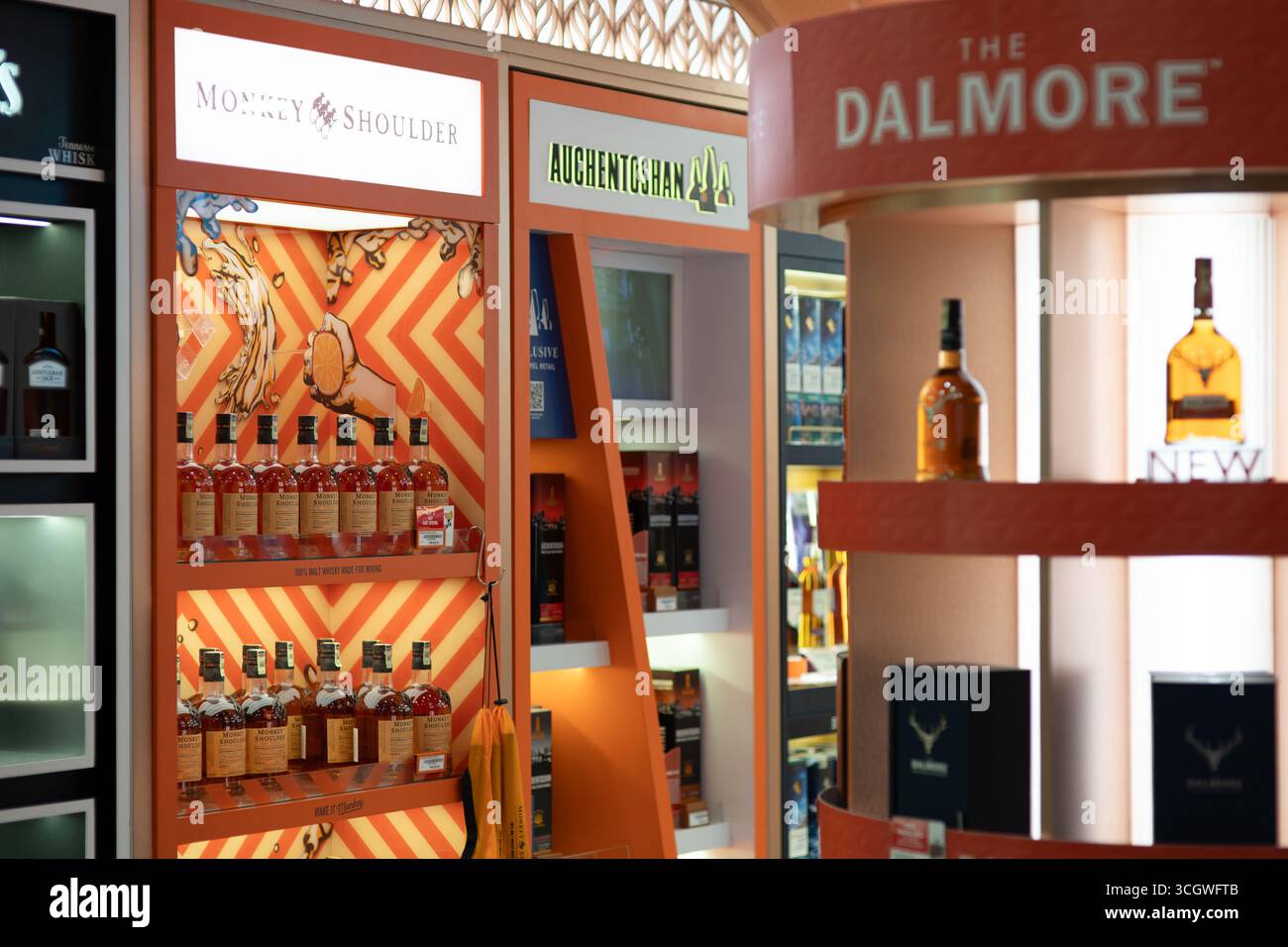 Kuala Lumpur, Malaisie - 22 septembre 2024 : bouteilles de whisky Monkey Shoulder exposées dans la section hors taxes de l'aéroport international de Kuala Lumpur. Banque D'Images
