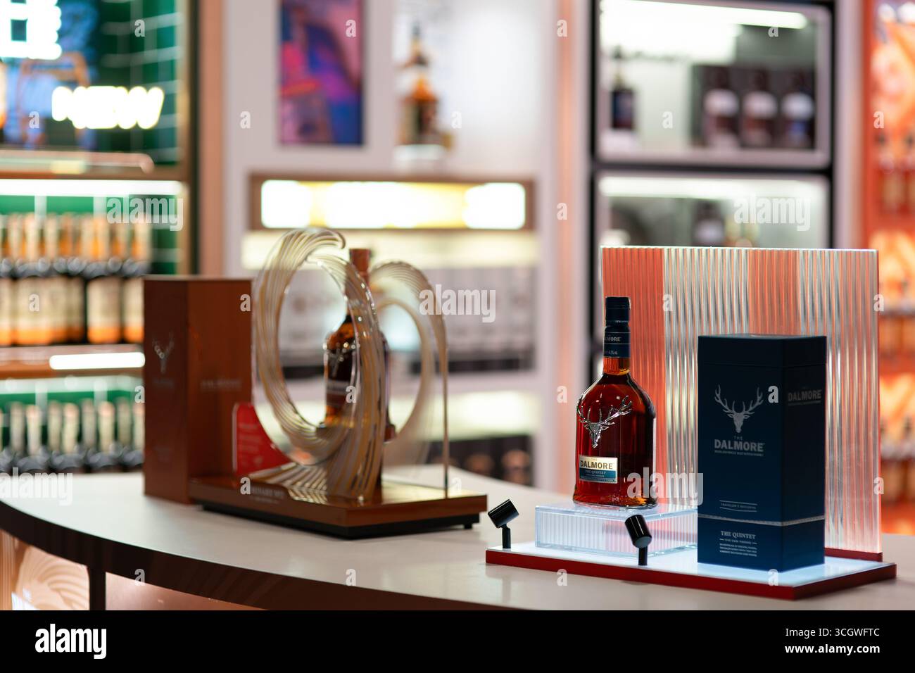 Kuala Lumpur, Malaisie - 22 septembre 2024 : bouteilles de whisky Dalmore vues à l'intérieur du magasin hors taxes de l'aéroport international de Kuala Lumpur. Banque D'Images