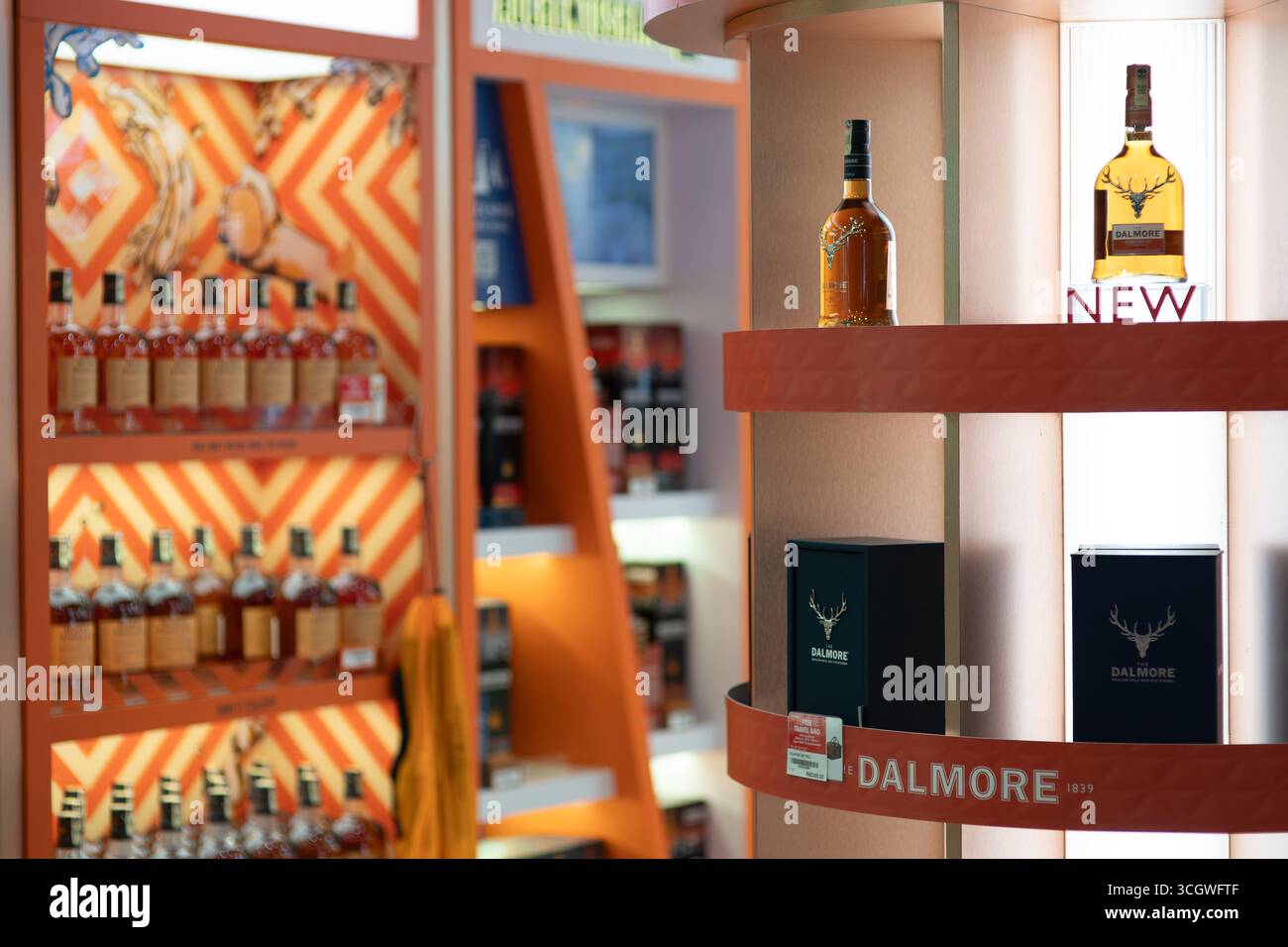 Kuala Lumpur, Malaisie - 22 septembre 2024 : bouteilles de whisky Dalmore disposées sur les étagères à l'intérieur du magasin hors taxes de l'aéroport international de Kuala Lumpur Banque D'Images