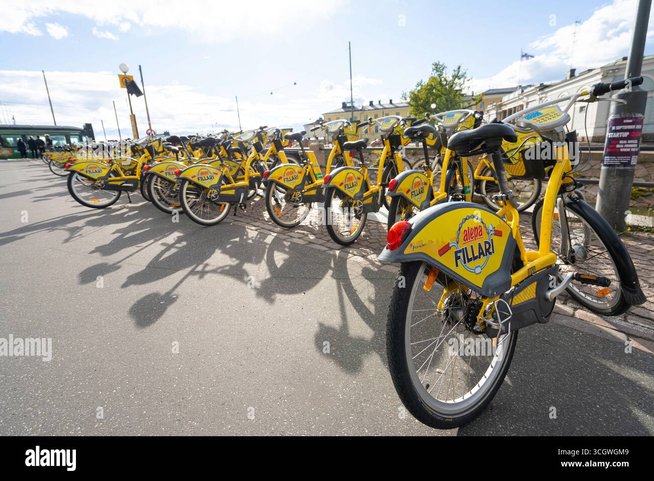 Helsinki, Finlande. Août 26 2025. quelques vélos de location sur un trottoir dans le centre-ville Banque D'Images