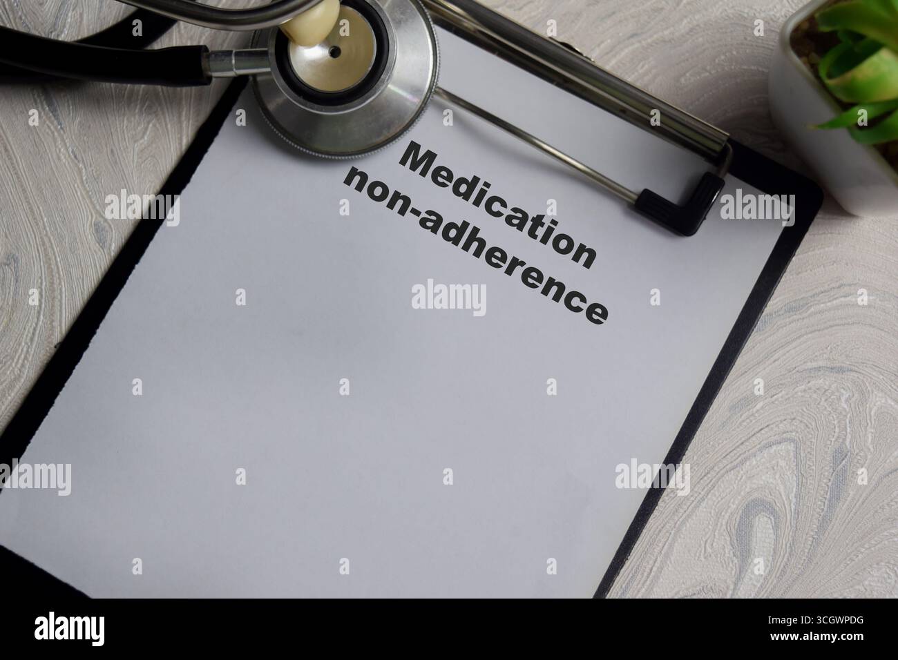 Concept de non-adhérence médicamenteuse écrire sur presse-papiers isolé sur table en bois. Banque D'Images