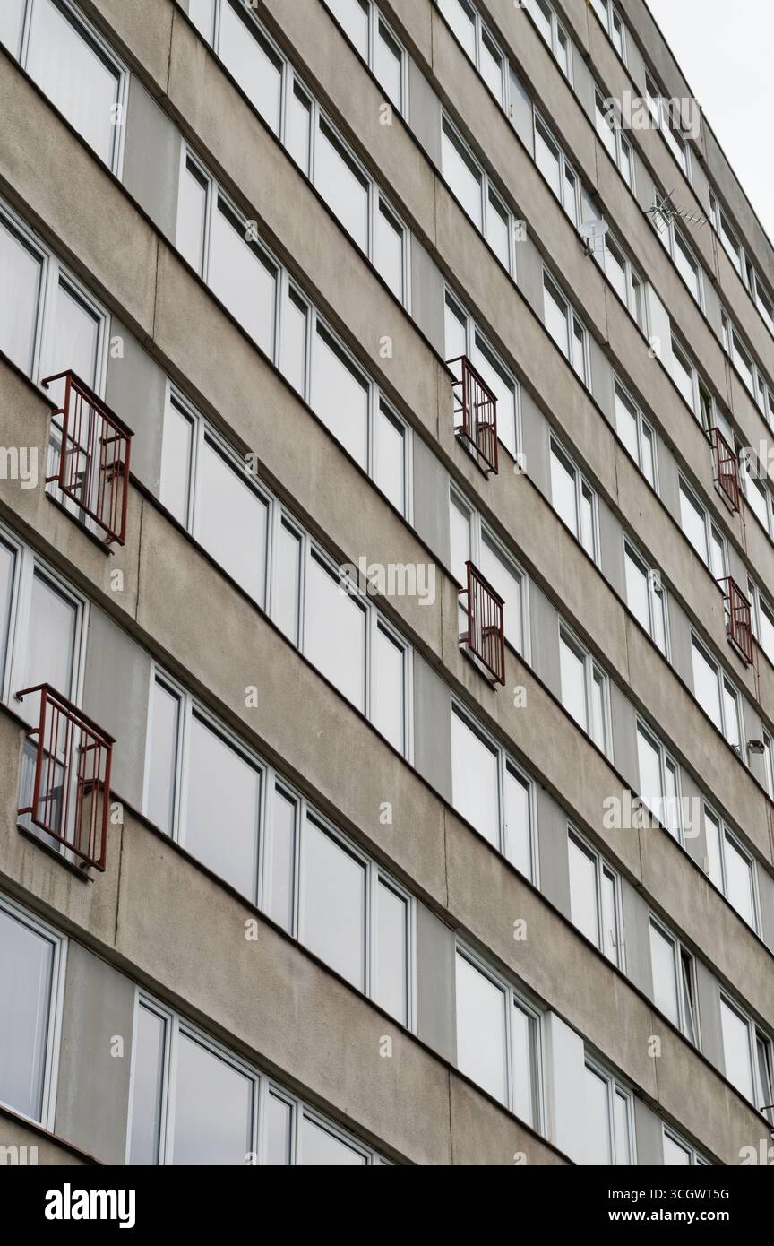 Fenêtres d'appartement en béton uniforme de style communiste. Banque D'Images