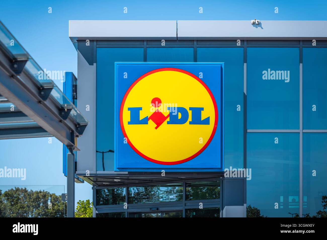Rot, Allemagne, 10 août 2025 : signe LIDL. Lidl est une chaîne allemande de supermarchés discount avec de nombreux emplacements en Europe Banque D'Images