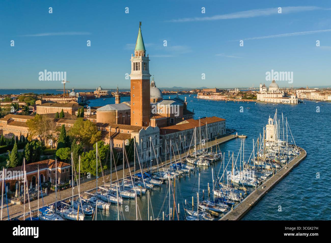 Vue aérienne de l'île San Giorgio Maggiore et du Grand canal à Venise au lever du soleil Banque D'Images