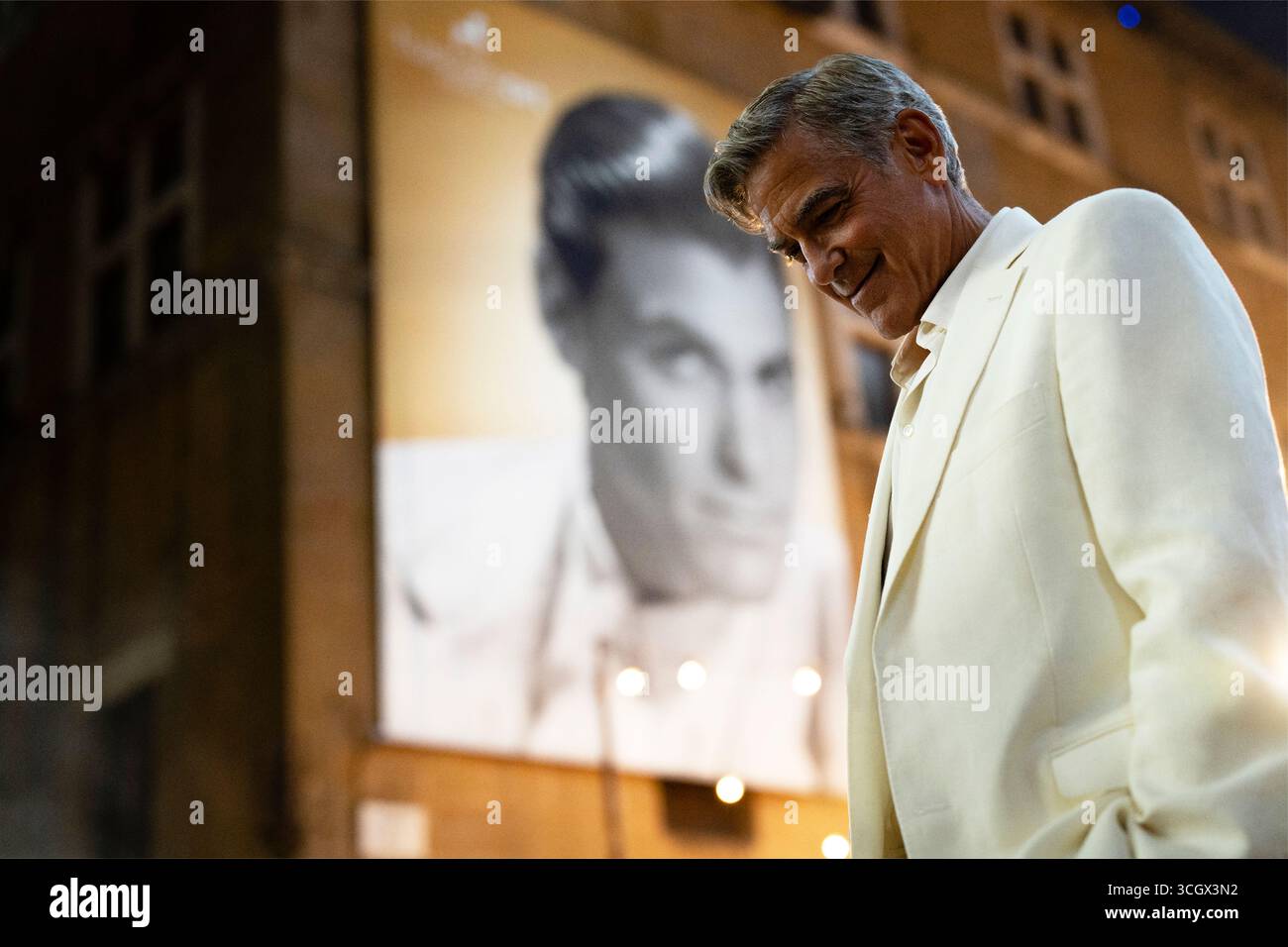 Jay Kelly (2025) réalisé par Noah Baumbach et mettant en vedette George Clooney dans le rôle de Jay Kelly, un acteur célèbre qui se lance dans un Road trip de réflexion à travers l'Europe avec son entraîneur dévoué, Ron (Adam Sandler). Publicité toujours À USAGE ÉDITORIAL EXCLUSIF. Crédit : BFA / Netflix Banque D'Images