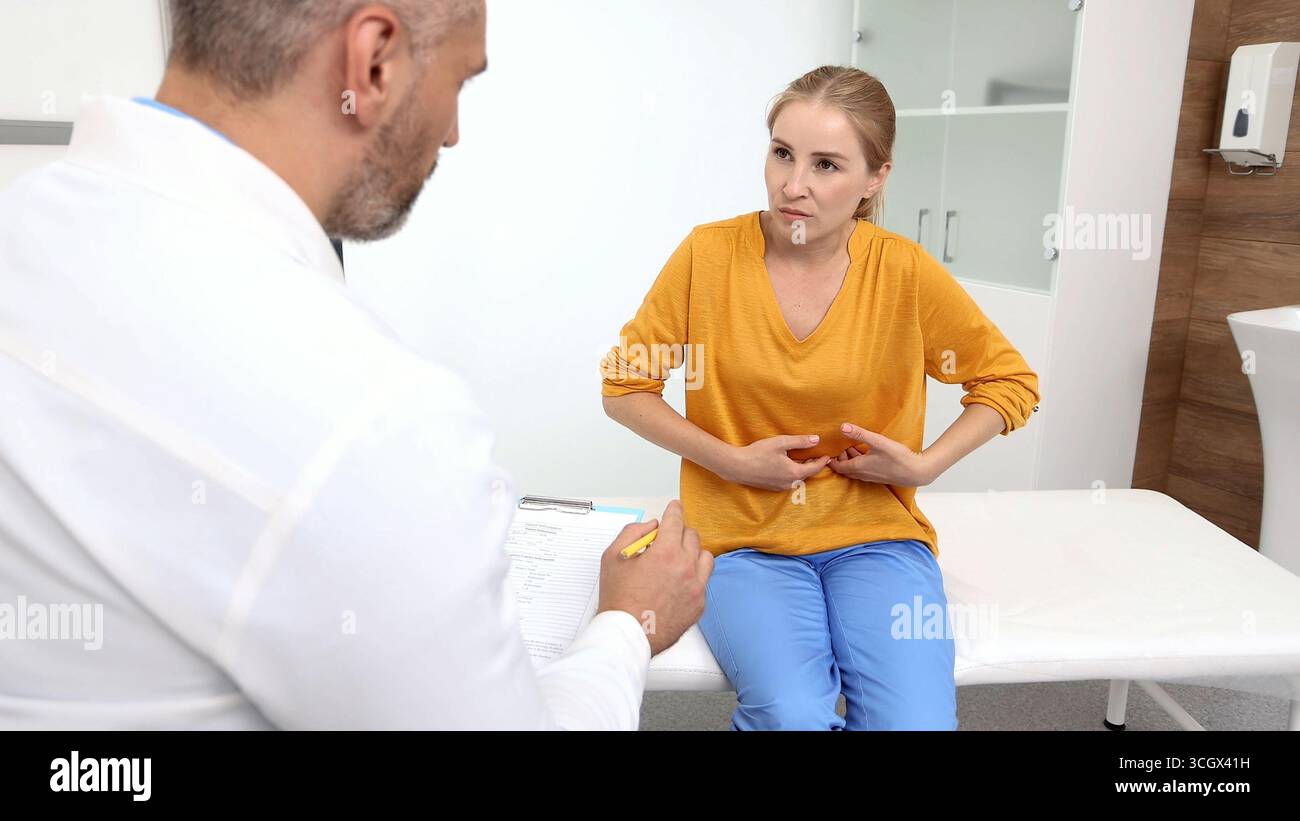 La santé hépatique humaine. Le spécialiste du foie diagnostique et traite une patiente pour une condition affectant le foie, la vésicule biliaire, les voies biliaires et le pancréas Banque D'Images