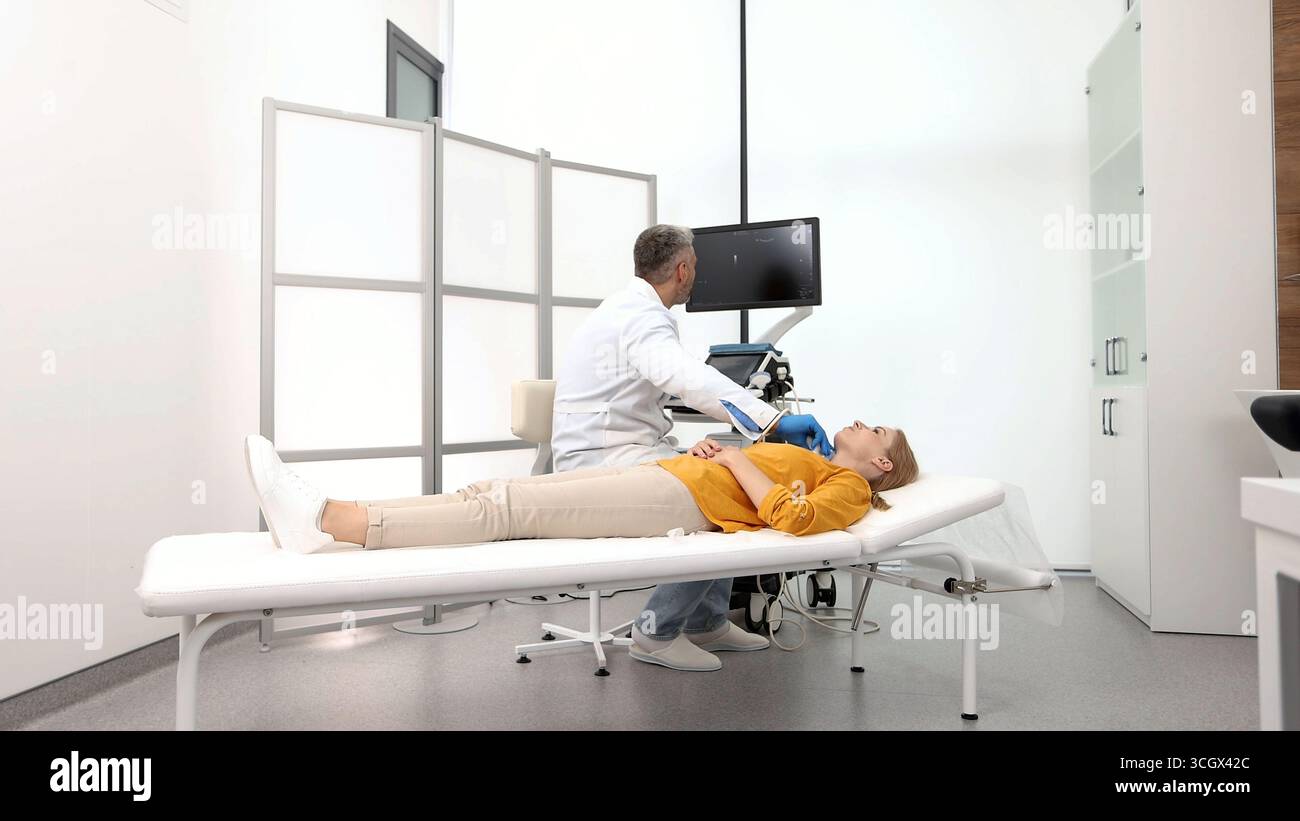 Bilan échographique du système endocrinien et de la thyroïde chez la femme Banque D'Images