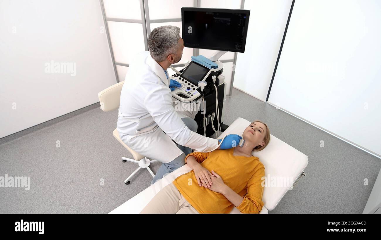 Diagnostic échographique du système endocrinien et de la thyroïde humaine. La patiente reçoit un diagnostic thyroïdien avec un endocrinologue Banque D'Images