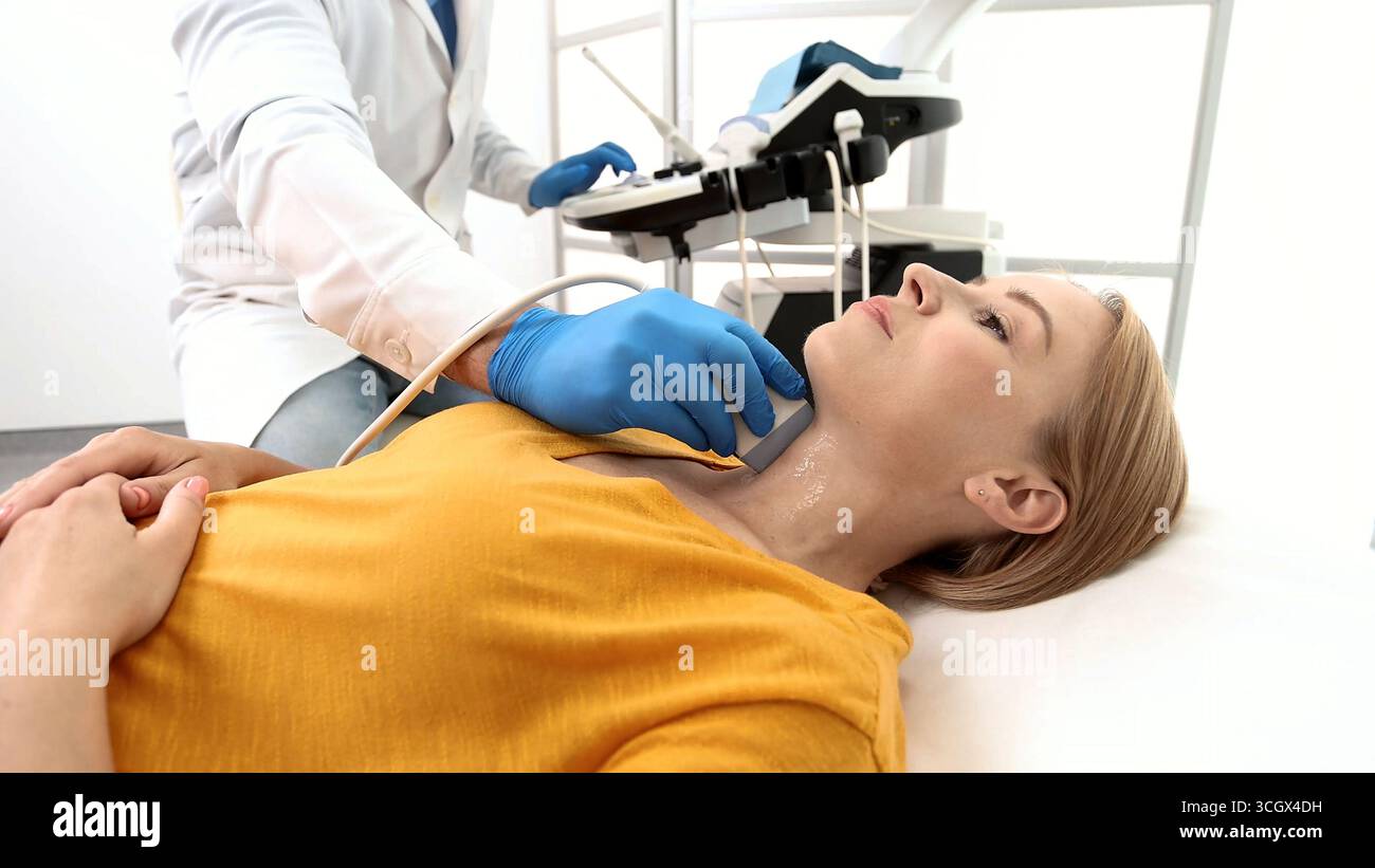 Procédé échographique chez la patiente atteinte de troubles thyroïdiens. Diagnostic échographique de la glande thyroïde Banque D'Images