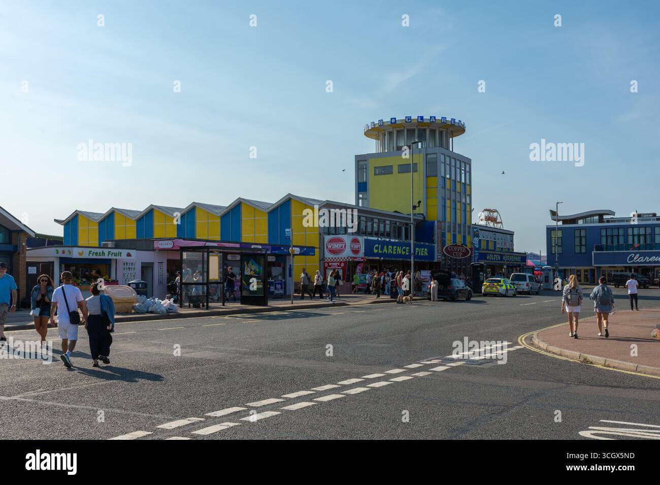 Clarence Esplanade, Southsea, Portsmouth, Royaume-Uni - 17 août 2025 : les gens traversent la route devant Clarence Pier. Banque D'Images