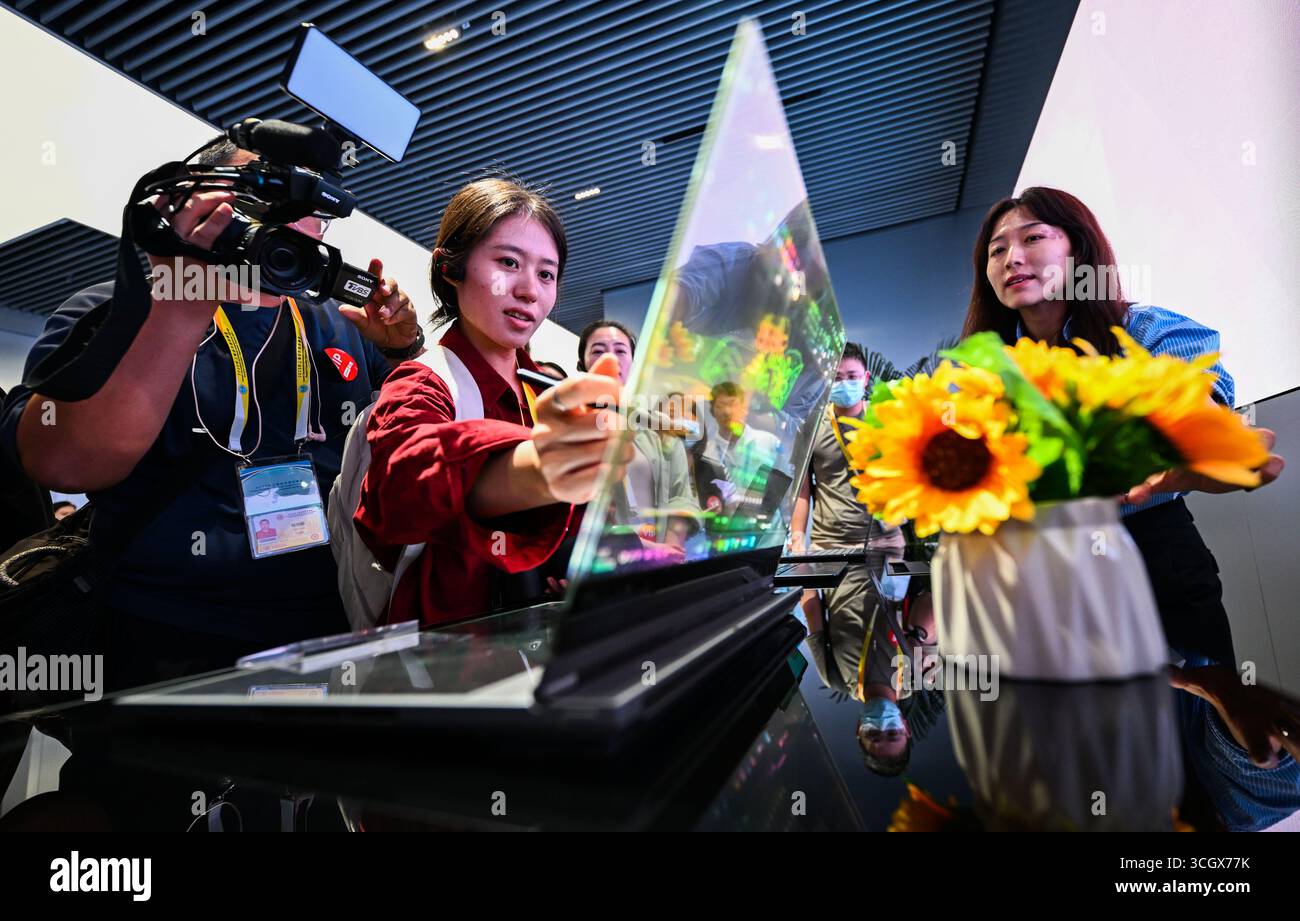 (250830) -- TIANJIN, 30 août 2025 (Xinhua) -- des journalistes visitent le Lenovo Tianjin innovation Industrial Park à Tianjin, dans le nord de la Chine, le 29 août 2025. De nombreux événements de visite de la ville ont été organisés à Tianjin par le centre des médias du Sommet 2025 de l'Organisation de coopération de Shanghai (OCS) du 28 août au 30 août, offrant aux journalistes chinois et étrangers l'occasion de découvrir les faits marquants de l'histoire et de la culture de Tianjin, son développement scientifique et technologique, les échanges culturels et interpersonnels, ainsi que d'autres domaines lors de leurs visites. (Xinhua/Zhao Zishu Banque D'Images
