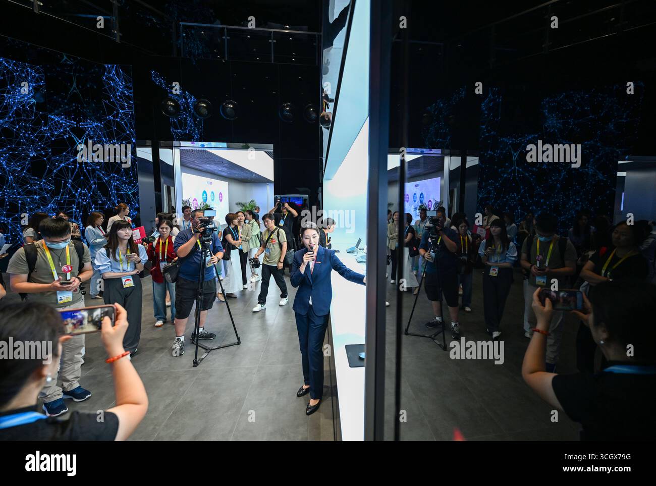 (250830) -- TIANJIN, 30 août 2025 (Xinhua) -- des journalistes visitent le Lenovo Tianjin innovation Industrial Park à Tianjin, dans le nord de la Chine, le 29 août 2025. De nombreux événements de visite de la ville ont été organisés à Tianjin par le centre des médias du Sommet 2025 de l'Organisation de coopération de Shanghai (OCS) du 28 août au 30 août, offrant aux journalistes chinois et étrangers l'occasion de découvrir les faits marquants de l'histoire et de la culture de Tianjin, son développement scientifique et technologique, les échanges culturels et interpersonnels, ainsi que d'autres domaines lors de leurs visites. (Xinhua/Zhao Zishu Banque D'Images