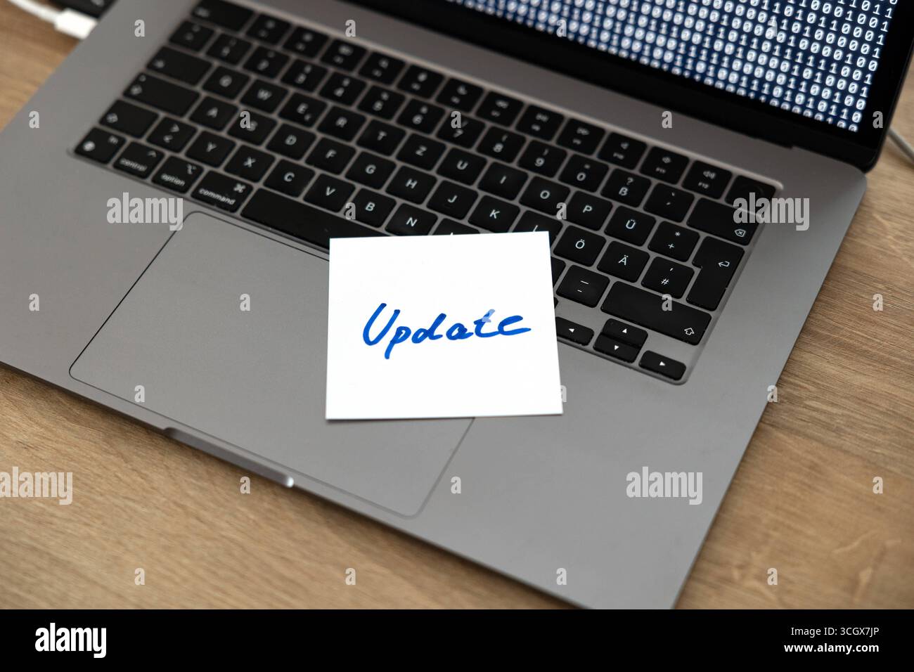 Mises à jour logicielles, remarque sur le clavier d'un ordinateur portable. Mises à jour logicielles, remarque sur le clavier d'un ordinateur portable. Technologie, mise à jour du système, nouvelle version, configuration du système, langage informatique. Technology Computer Update B97A8648 Banque D'Images