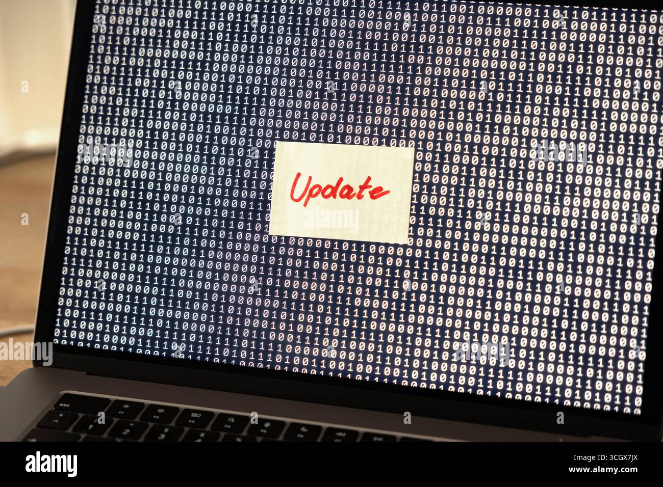 Mises à jour logicielles, remarque sur l'écran d'un ordinateur portable. Mises à jour logicielles, remarque sur l'écran d'un ordinateur portable. Technologie, mise à jour du système, nouvelle version, configuration du système, langage informatique. Technology Computer Update B97A8647 Banque D'Images