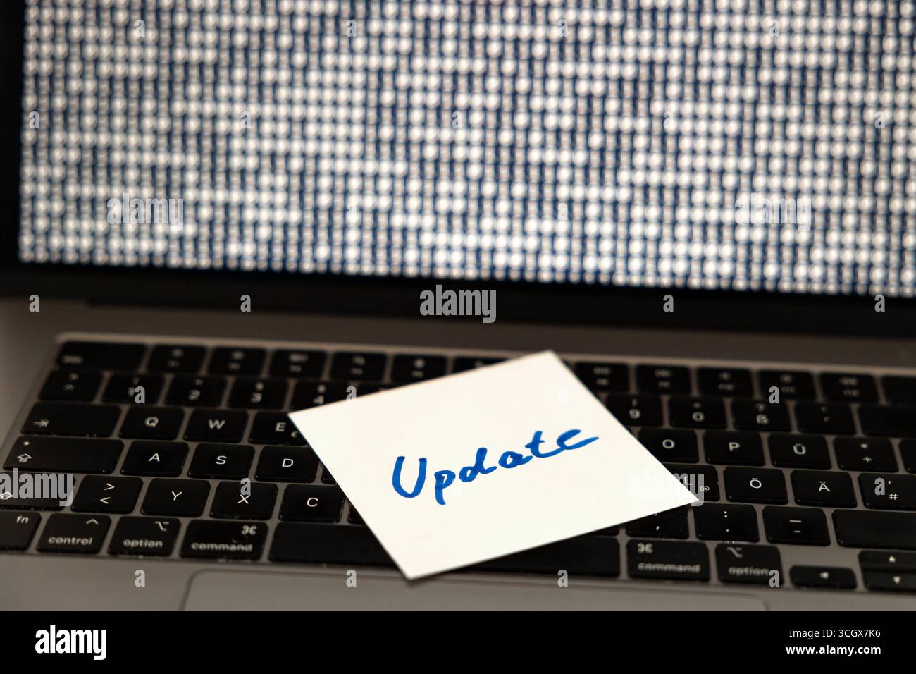 Mises à jour logicielles, remarque sur le clavier d'un ordinateur portable. Mises à jour logicielles, remarque sur le clavier d'un ordinateur portable. Technologie, mise à jour du système, nouvelle version, configuration du système, langage informatique. Technology Computer Update B97A8650 Banque D'Images
