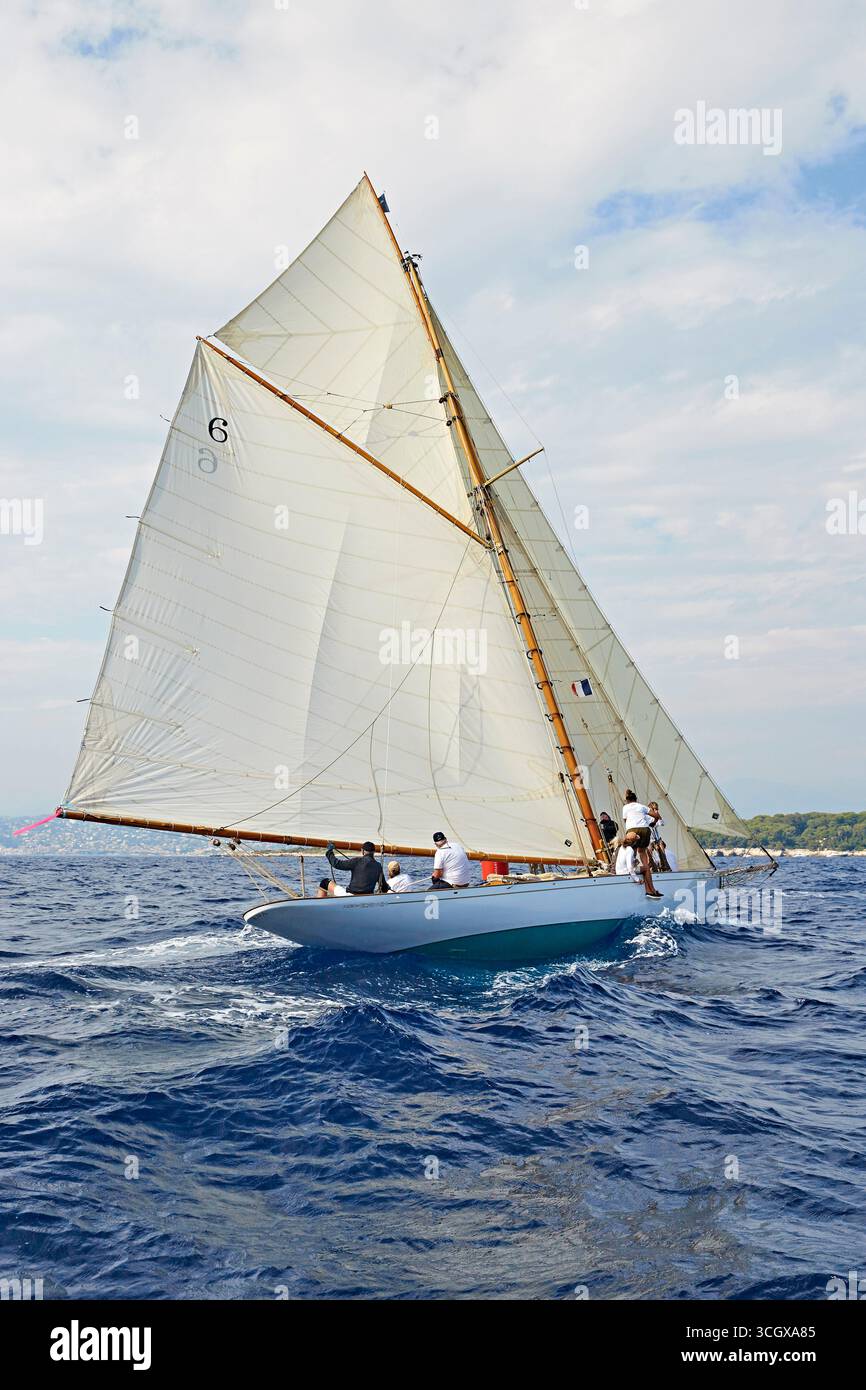 Voilier classique EVA Navigating Choppy Seas avec des membres d'équipage dans une régate Banque D'Images