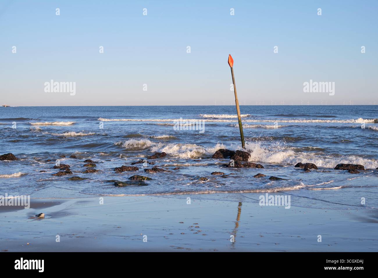 Pendant la marée basse vous le brise-lames devient visible, la Haye, pays-Bas. Banque D'Images