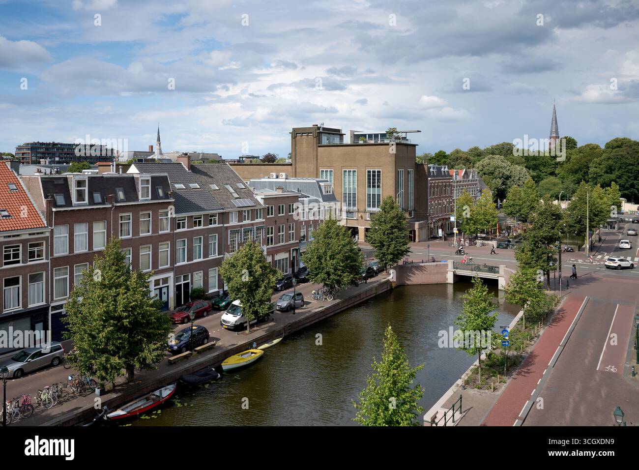 Vue d'en haut sur un canal en été à la Haye, pays-Bas Banque D'Images
