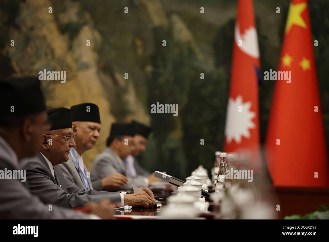 Nepalese Prime Minister KP Sharma Oli, second from left, attends a bilateral meeting with China's President Xi Jinping, ahead of the Shanghai Cooperation Organization (SCO) Summit in Tianjin, China, Saturday Aug. 30, 2025. (Andres Martinez Casares/Pool Photo via AP) Banque D'Images