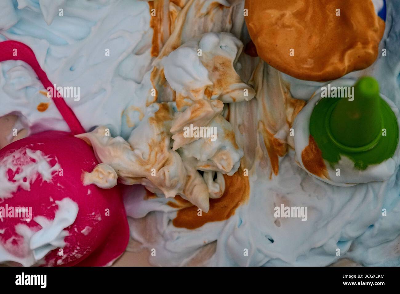 Une éclaboussure colorée de peinture et de produits crémeux abondent Banque D'Images