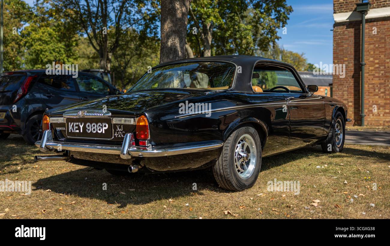 1976 Daimler Sovereign 4,2 coupé exposé au Bicester Motion Scamble le 25 août 2025. Banque D'Images