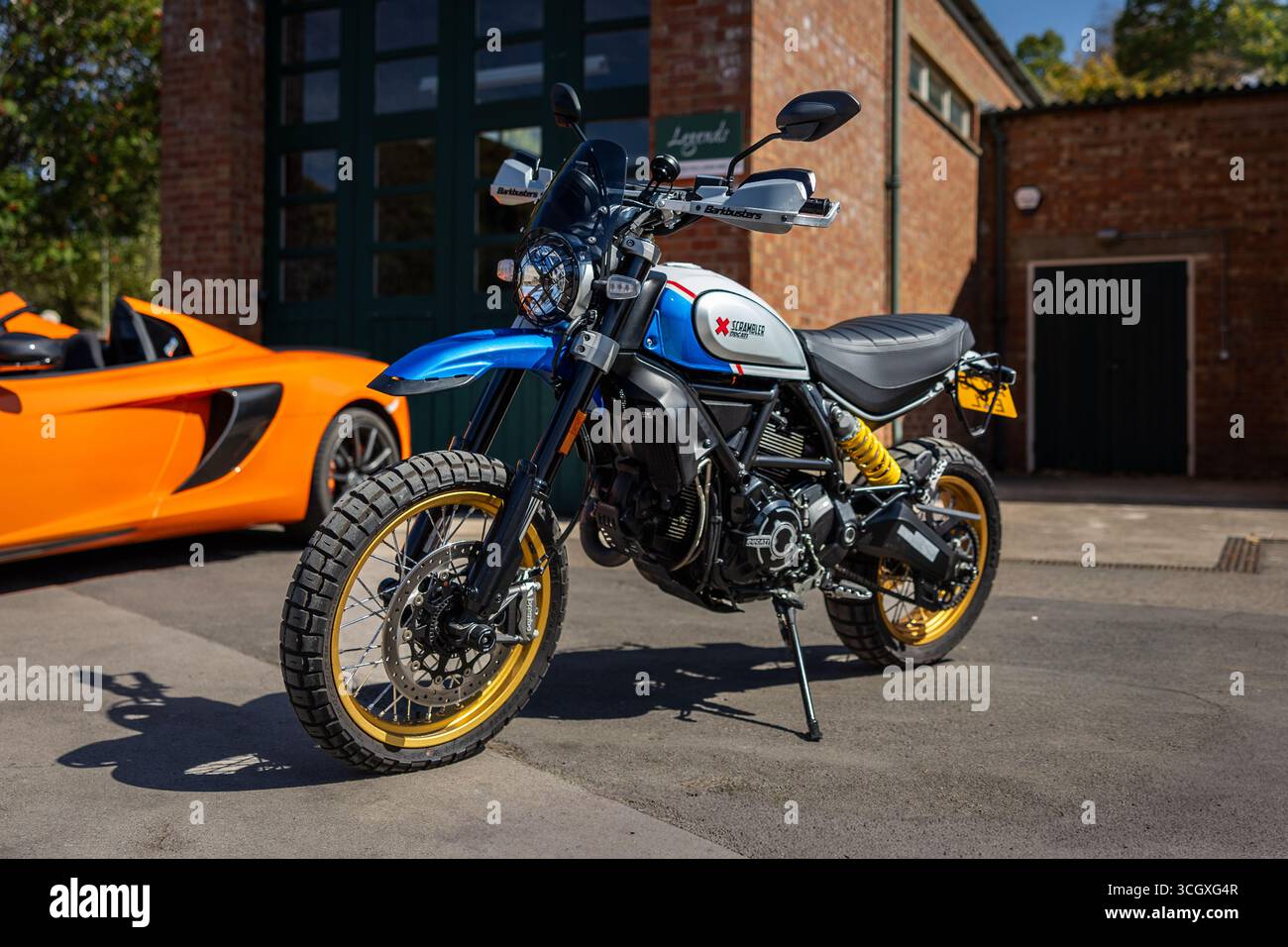 2021 Ducati Scrambler Desert Sled, exposé au Bicester Motion Scamble le 25 août 2025. Banque D'Images