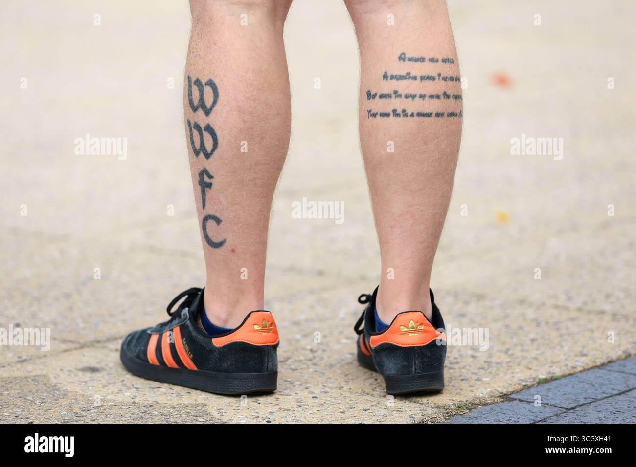 Wolverhampton, Royaume-Uni. 30 août 2025. Une vue détaillée d'un tatouage sur la jambe d'un fan des Wolverhampton Wanderers à l'extérieur du stade avant le match des Wolverhampton Wanderers vs Everton premier League à Molineux, Wolverhampton. Le crédit photo devrait se lire comme suit : Jessica Hornby/Sportimage crédit : Sportimage Ltd/Alamy Live News Banque D'Images