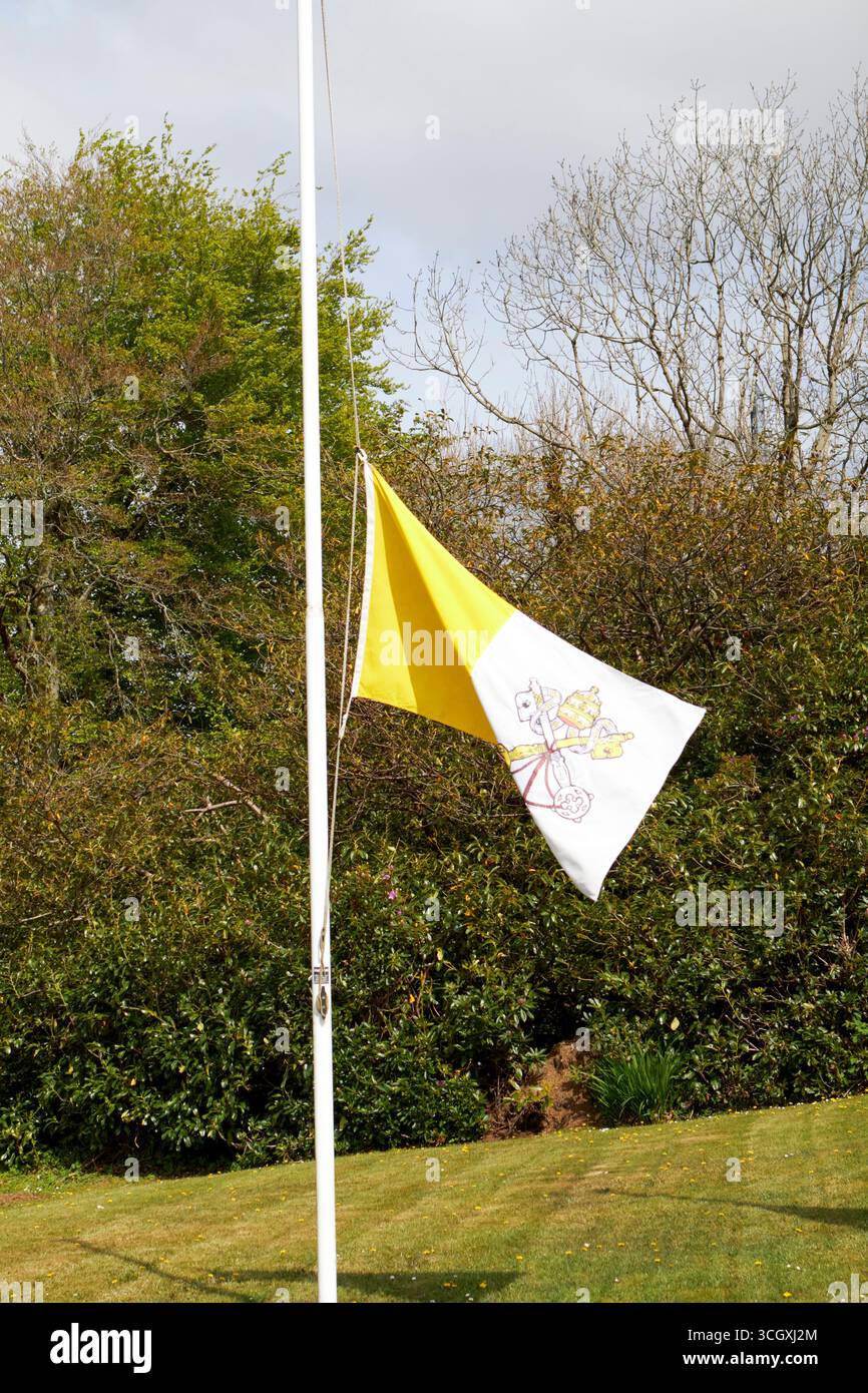 drapeau papal flottant en berne en berne pour la mort du pape francis glenties comté de donegal république d'irlande Banque D'Images