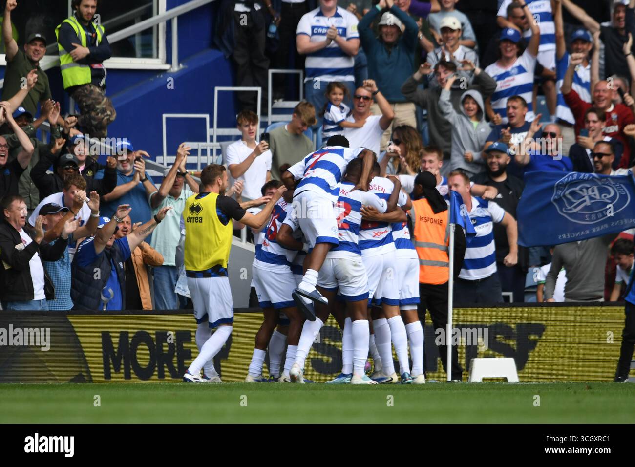 Londres, Angleterre. 30 août 2025. QPR célèbre après les scores de Koki Saito lors du match du championnat Sky Bet EFL entre Queens Park Rangers et Charlton Athletic à MATRADE Loftus Road. Kyle Andrews/Alamy Live News Banque D'Images