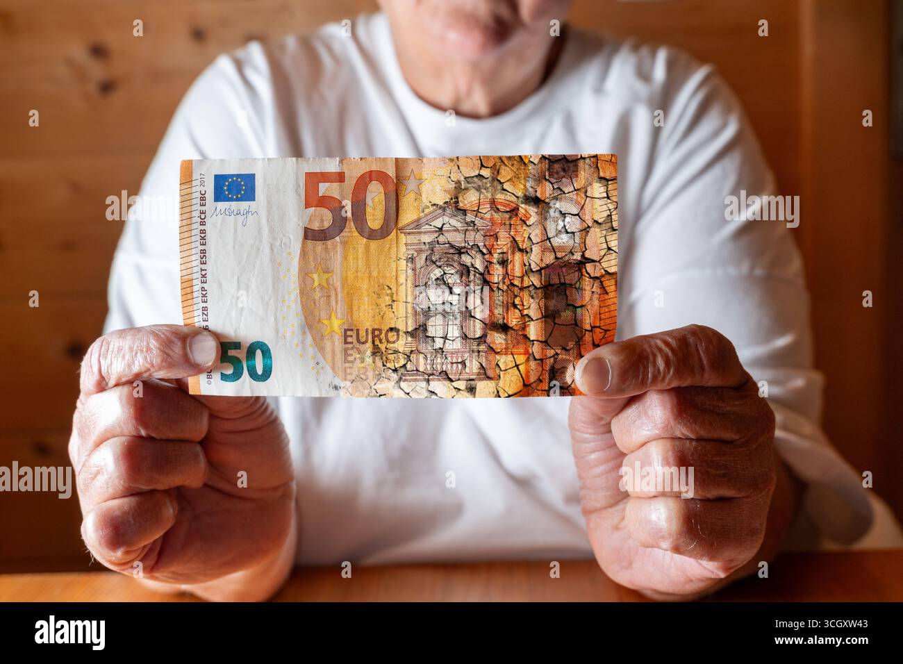 Bavière, Allemagne - 29 août 2025 : un billet de 50 euros déchiré symbolise l'inflation et la dévaluation de la monnaie. L'image illustre la hausse des prix, l'incertitude économique et la perte de pouvoir d'achat dans la société. *** Eine zerbrochene 50-Euro-billet symbolisiert inflation und Geldentwertung. DAS Bild verdeutlicht steigende Preise, wirtschaftliche Unsicherheit und den Verlust von Kaufkraft in der Gesellschaft. Banque D'Images