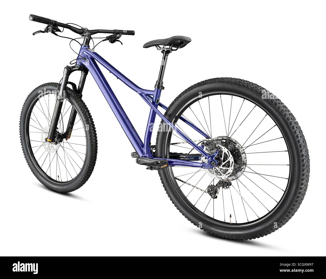 Une vue arrière dynamique de trois quarts d'un vélo de montagne moderne à queue rigide violet, mettant en valeur ses pneus Knobby, sa fourche à suspension et ses freins à disque. Banque D'Images