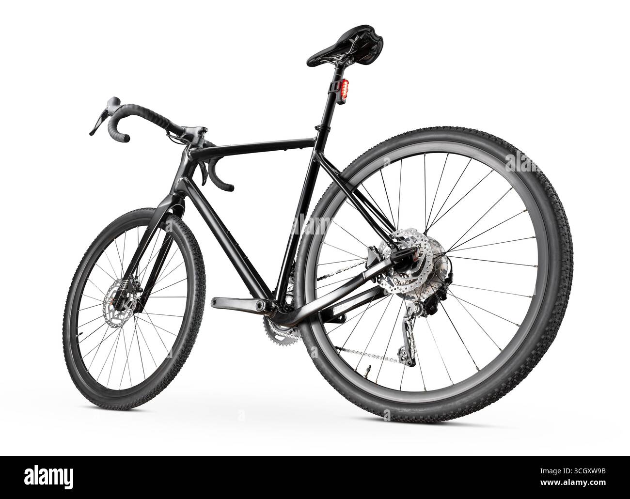 Une vue arrière dynamique de trois quarts d'un vélo en gravier noir sur fond blanc, mettant en évidence ses pneus larges, ses freins à disque et son guidon. Banque D'Images